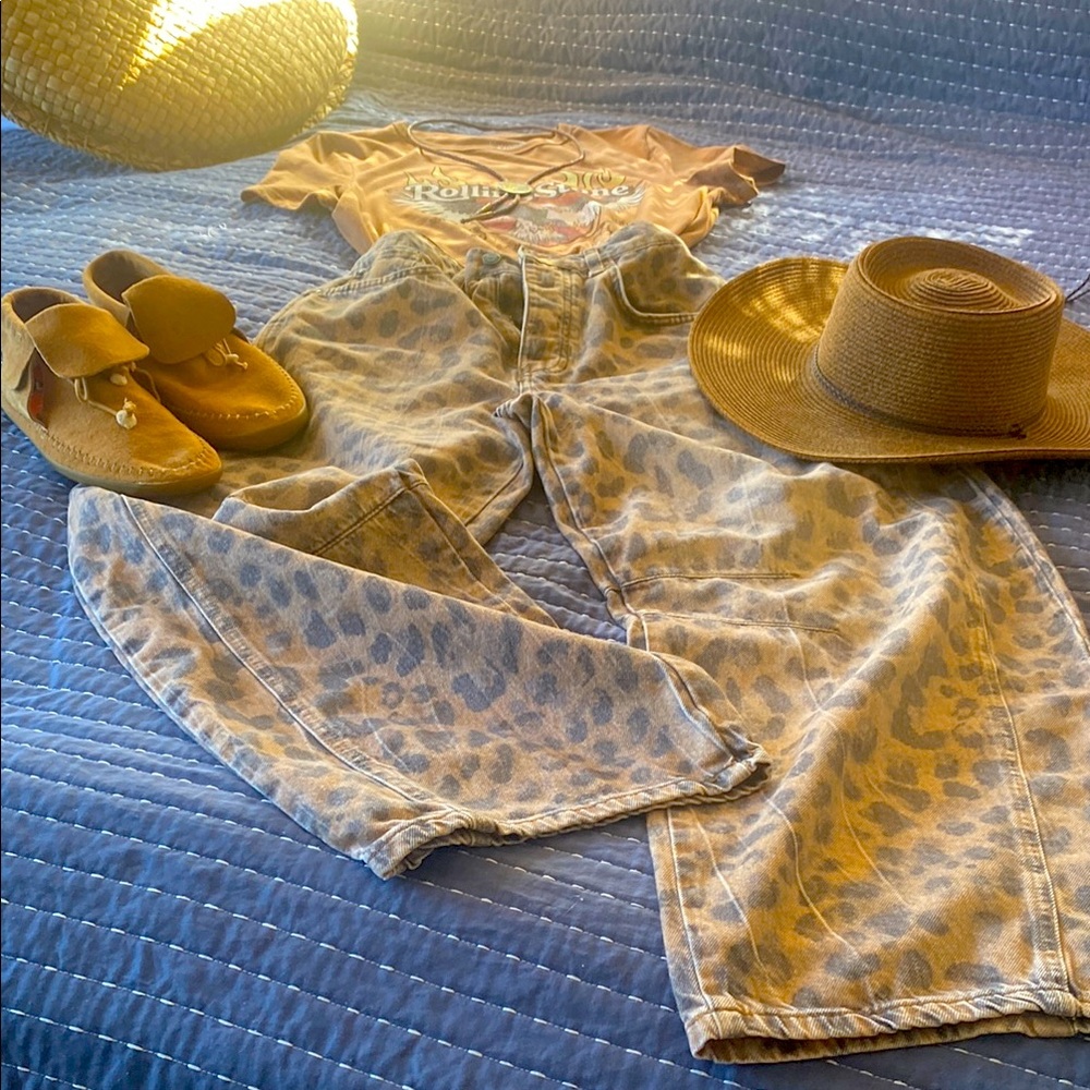 We The Free! Good luck printed barrel jeans!